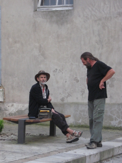 photo 191a Robert dubitatif devant mes sandales de marche